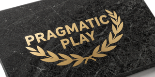Pragmatic Play Logo auf schwarzem Marmor - Provider bei Legiano Casino