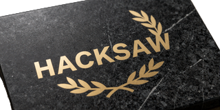 Hacksaw Gaming Logo auf schwarzem Marmor - High-Volatility-Studio bei Legiano