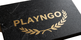 Playn GO Logo auf schwarzem Marmor - Slot-Provider bei Legiano